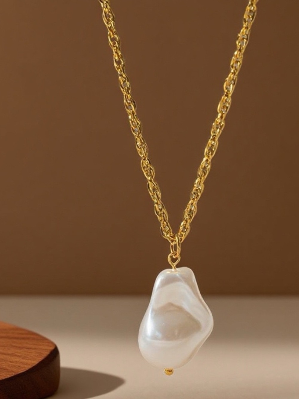 Gold Chain Necklace with White Baroque Pearl Pendant / stainless steel